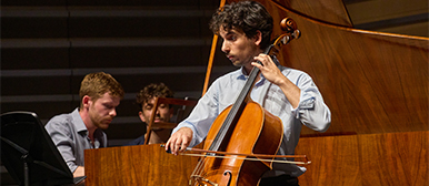 Der Cellist Claudio Casalino an seinem Masterkonzert an der HSLU. 