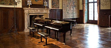 Zwei Pianos in historischem Saal