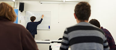 Dozent und Studierende während des Theorie-Unterrichts. 