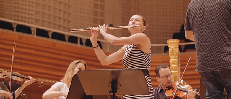 Die Flötistin Julia Köhler (Master-Studiengang Solo Performance) an der Hauptprobe mit dem Luzerner Sinfonieorchester im KKL Luzern im Juni 2018. 