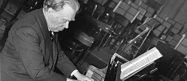 Portrait von Erwin Fischer am Klavier.