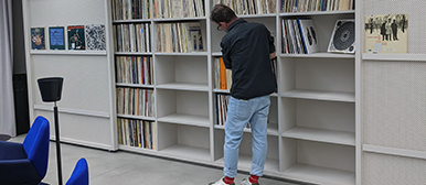 Musikbibliothek Sondersammlungen Symbolbild Plattenregal