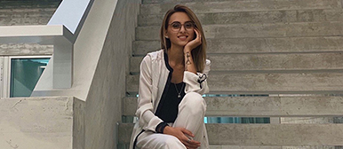 Komponistin Aregnaz Martirosyan im Foyer der HSLU Musik. Bild ZVG