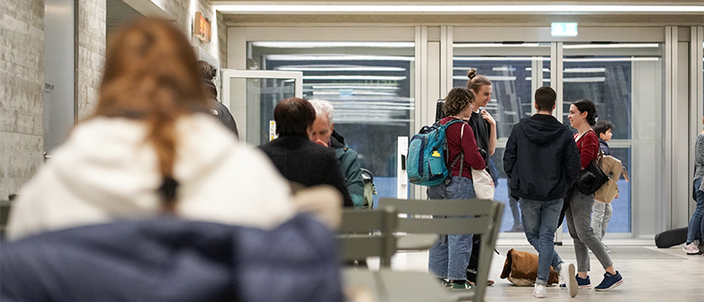 Musikstudierende im Foyer der HSLU Musik. 