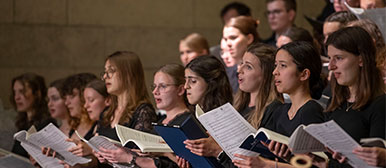 Der Akademiechor der Hochschule Luzern beim Auftritt