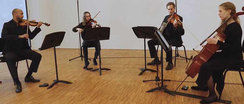 Die Studierenden Renato Wiedemann (Violine 1), Johanna Kulke (Violine 2) und Charlotte Lorenz (Cello) mit dem Bratischsten des Luzerner Sinfonieorchesters, Alexander Besa.