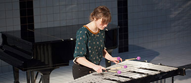 Studentin der zeitgenössischen Musik während eines Auftritts im Neubad Luzern.