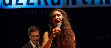 Sängerin auf der Bühne der Jazzkantine Luzern.