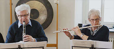 Ein Senior und eine Seniorin musizieren gemeinsam. 