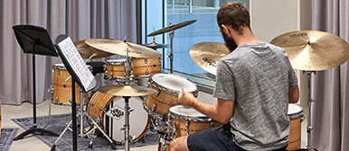 Studen probt am Schlagzeug