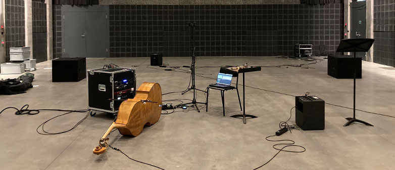Kontrabass Laptop und Lautsprecher in Proberaum