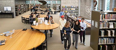 Bibliothek mit Studierenden