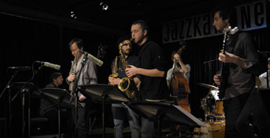Bild eines Jazz-Septett unter der Leitung von Jean-Paul Brodbeck
