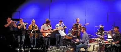 Ein Jazz-Ensemble auf der Bühne. 