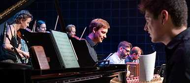 Student*innen spielen Musik, Klavier, Gesang und Streicher