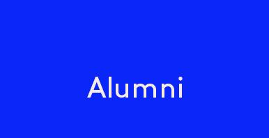 Schriftzug Alumni auf gelbem Hintergrund.