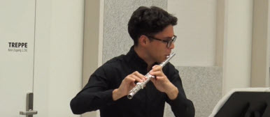 Musiker mit Querflöte