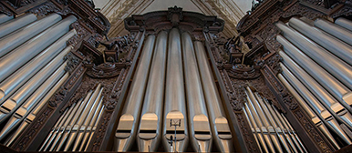 Orgelpfeifen von unten aufgenommen