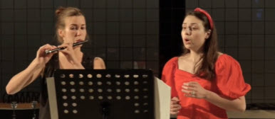 Sängerin und Musikerin mit Querflöte