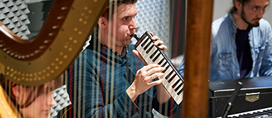 Student*innen spielen Musik