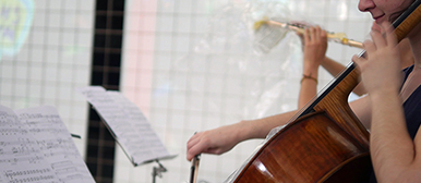 Cellistin mit Noten im Pool des Neubads