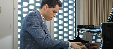 Junger Mann spielt auf Flügel