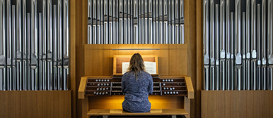 Studentin spielt an der Orgel in der Hochschule Luzern - Musik