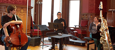 Musiker mit Cello, Notenständer und Saxofon