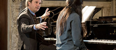 Meisterkurs Piano, Dozent mit Schülerin an zwei Pianos