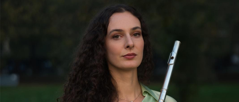 Portrait Clara Cavalleretti mit Flöte