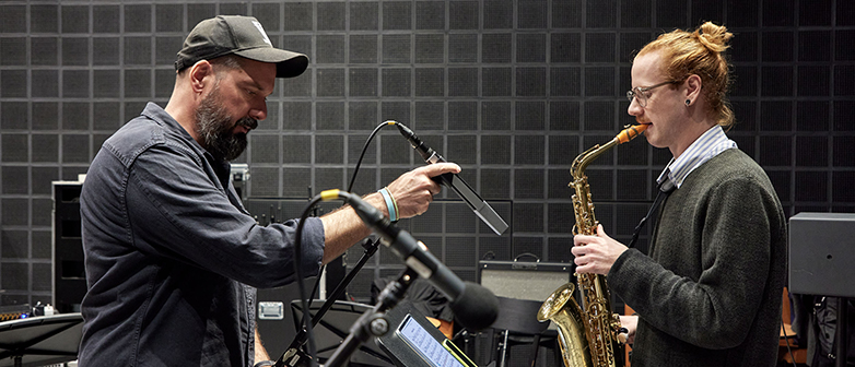 Dominik Burkhalter mit einem Studierendem 