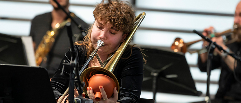 Dame spielt Blas Instrument