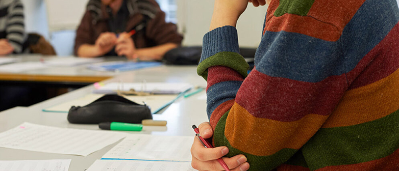 Symbolbild: Studierende sitzen in einem Unterrichtsraum