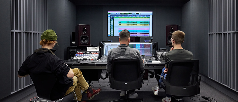 Drei Männer im Tonstudio