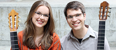 Zwei Personen mit einer Gitarre in der Hand