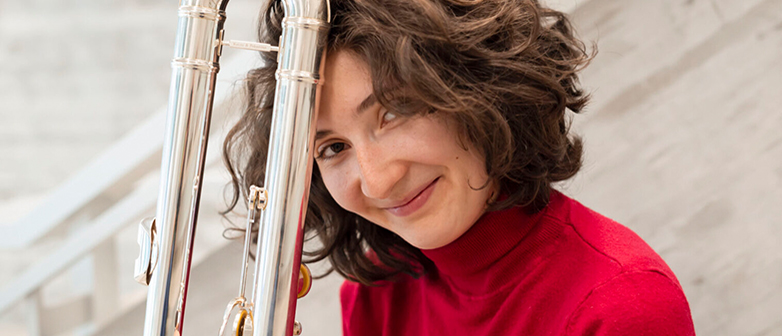 Studentin Isabelle Meraner hält vor sich eine Querflöte