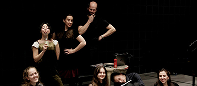 Student:innen und Studenten treten in verschiedenen Formationen auf