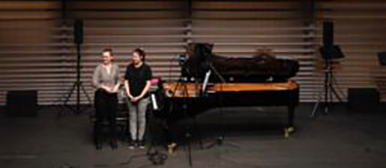 Student:innen und Studenten treten in verschiedenen Formationen auf