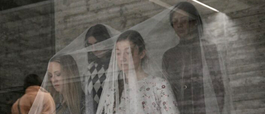 Student:innen und Studenten treten in verschiedenen Formationen auf