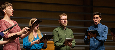 Elias Winzeler mit anderen Sänger:innen auf einer Bühne