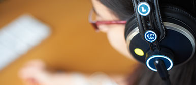 Eine Frau trägt Kopfhörer. Sie nimmt an einem Forschungsprojekt teil. 