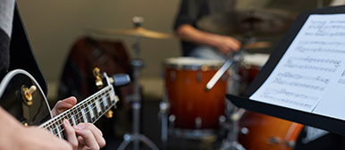 Bassist und Drummer im Unterricht.