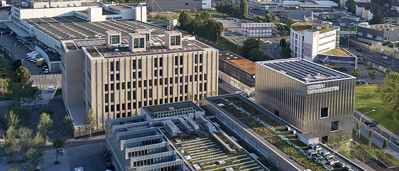 Drohnen-Aufnahme von oben des Kampus Südpol, braune gebäude, silbernes LSO-Gebäude, Südpolgebäude silbern