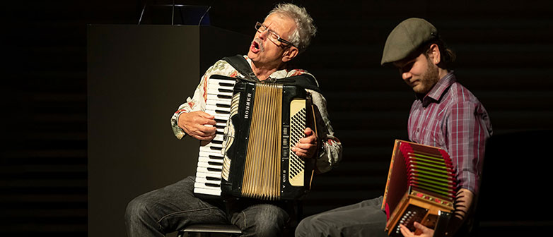 Zwei Akkordeonisten spielen nebeneinander