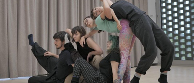 Studierende zeigen eine Bewegungs-Performance