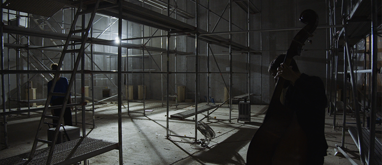 Einblick in den Neubau, Musikerin und Musiker zwischen Metallstützen