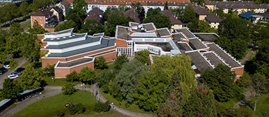 Das Gebäude der Hochschule für Musik in Freiburg im Breisgau aus der Vogelperspektive. Foto: Alexander Becher