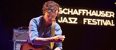 Foto eines Musikers auf der Bühne während des Schaffhauser Jazz Festival