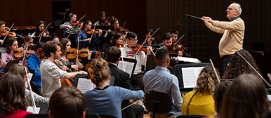 Junge Philharmonie Zentralschweiz und Orchester der Hochschule für Musik FHNW, Klassik unter der Leitung von Ronald Zollman.