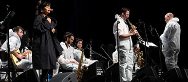 HLSLU Big Band und Genevieve Artadi unter der Leitung von Joakim Milder wurden vom Schlagzeuger Louis Cole unterstützt. 